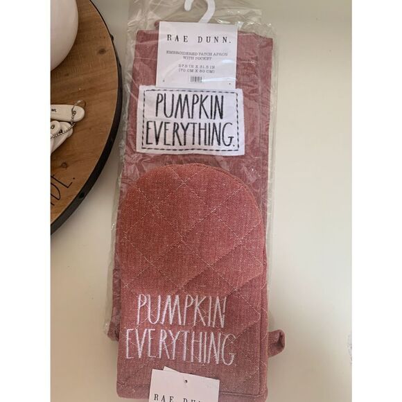 Rae Dunn PUMPKIN EVERYTHING
Apron & Set of 2 Mini Oven Mitts - Picture 1 of 3